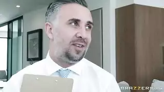 فيلم جنس عنيف: فتاة تركب بقوة قضيب أبيض عملاق