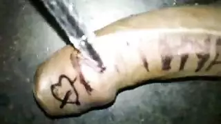 فتى وقح يملأ فتحة وردية جميلة