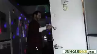 جعلها تصقوط من شدات رعشة
