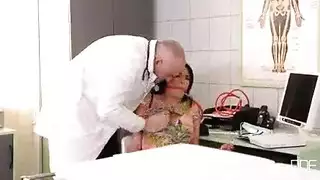 حفلة جنس جماعي في حافلة عامة مع نجم متحول جنسياً