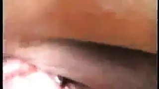 فتاة سمراء ممتلئة الجسم تشارك في جنس شرجي صعب