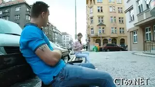 مباراة مصارعة تؤدي إلى جماع عنيف وهزة جماعية نافورة