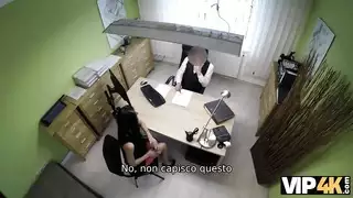 اختبار سكرتيرة ينتهي بمص عميق وجنس خشن