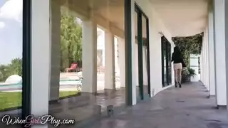 اثنين من السمراوات الساخنة تعطي لغاتهم والتدليك بوسها بصرف النظر