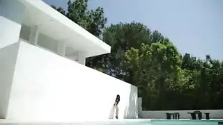 علاقة جماعية متعددة القضبان: فتاة صغيرة تُملأ كل فتحاتها