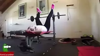 الزوجة غائبة، وأنا ألعب: شرج قاسٍ مع عاهرة سمراء