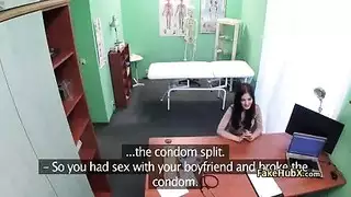 سمراء نحيلة تأخذ قضيب طبيب قاسٍ في مشهد طبي إكس إكس إكس