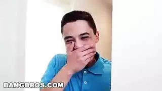 شاب قروي يملأ فرج المراهقة السمراء في غرفة النوم إباحيًا