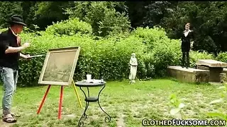 شاب مبتسم يضرب فرجها الغارق في الحديقة