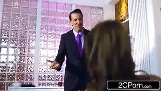 مصيدة خفية: زوجة تأخذ قضيب زوجها بينما العشيق السخي يدفع الفاتورة