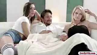 زوجة ساخنة تشارك زوجها مع عاهرة صغيرة لممارسة جنسية ثلاثية صريحة
