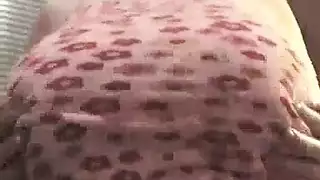 قضيب عملاق يُدَس في مهبل مبلل