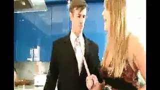 رجل أنثوي خاضع يُدمر في مشهد إباحي عنيف