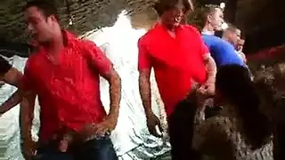 قضيب عملاق يمدد ضيقها