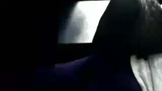 رئيس ينحني على المكتب لجنس مكتبي قاس