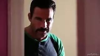 شرطي يذهب لها في الشقه
