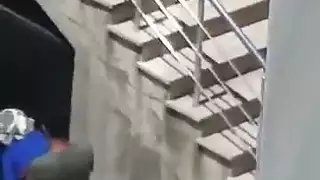 شاب مصري يضربها في الردهة