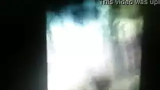 زوجين مثارين يمارسان جنسًا عنيفًا ينتهي بالقذف داخلها