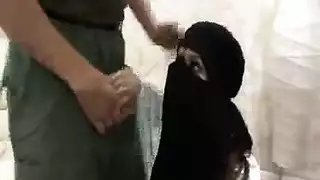 قضيب عملاق يوسع فتحتها المبللة
