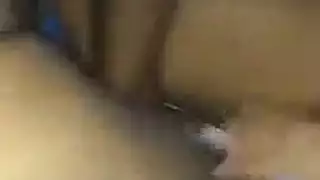 رجلان ينكان وجه نينا لين في جلسة حلق عنيفة
