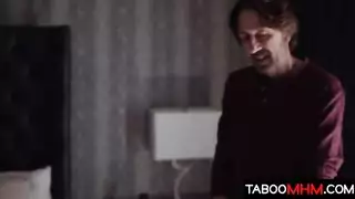 شاب يضرب فرج السمراء بقوة في مشهد إباحي مكثف