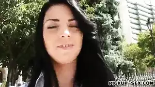 فتاة فاتنة ذات أثداء كبيرة تُنادى وتُقذف على صدرها
