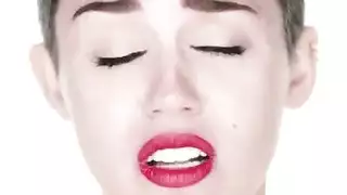 عاهرة بي بي دبليو ذات أثداء ضخمة تحصل على قذف داخلي