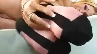 أرنوبة التزلج السمراء تأخذ إيلاج مزدوج إكس إكس إكس