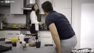 هي صغيرة ولكنها تريد حفلات جنسية ضخمة بانتظام