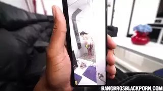 اخت مع اختها في حمام