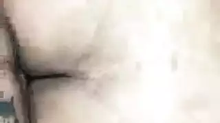 مفلس لاتينا على وشك أن تبدأ بالصراخ من دواعي سروري بينما يقوم زوجها بتعذيبها