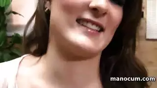 جلد العادة السرية سولو نائب الرئيس في عينيها