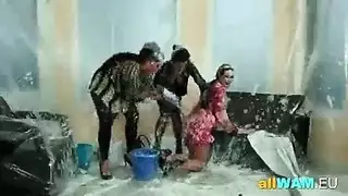 فتى فوضوي يمارس الجنس بقوة في غرفة الملابس مشهد إباحي