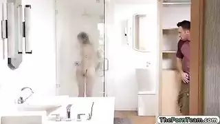 الاخت تمص زب اخوها النائمه