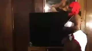 جاكي تحب القطار: عدة فحول وفتاة مثيرة