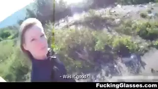 إفراغ مثابة ممتلئة في مول مزدحم إكس إكس إكس