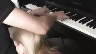 هيمنة القضيب الكبير: مراهق يتلقى جنساً فموياً عنيفاً