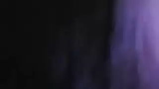 نسائين يسخنان بعضهما البعض بألات اصطناعية