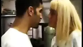 فيلم إباحي صريح أمام الجمهور: شاب ألماني يمارس الجنس بقوة مع فتاة آسيوية جذابة