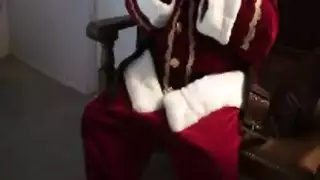سانتا القوي يدلك قضيبه، حالمًا بثلاثية شهوانية