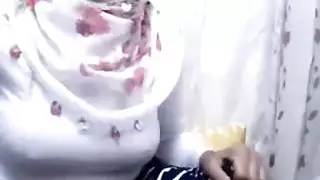 فتاة تلعب بي كسها تضرب سبعة