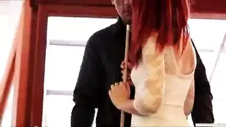 عاهرة ناضجة تأخذ وجهها للفحل وتنكح بقضيب أصغر