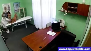 عاهرة سمراء مثارة تمص وتركب لإنهاء بالقذف داخلها