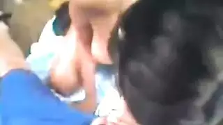 إنها عاهرة جدًا لسائلي المنوي في حلقها