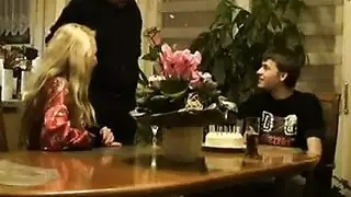 الابن ينيط امه فستان زهري يوم عيد ميلادها وينيكها
