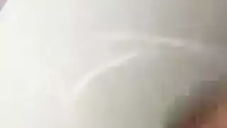 نيكو تئن بينما قضيبان صلبان يضربانها بعمق