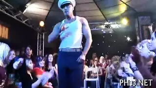 جيسون يونغ يخرج مشهد مص جماعي مليء بالسائل المنوي