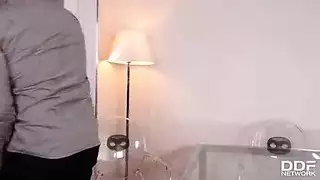 قحبة تدخل جارها و إبنها صغير