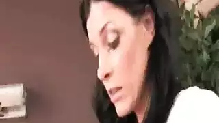 ممارسة الجنس بتوصيل البيتزا: خطوط سمراء عميقة واختراق عميق