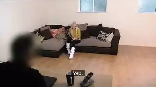 مستأجرة لجلسة نيك قوية على الأريكة